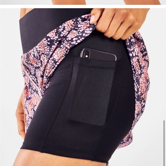 NWOT FABLETICS Olesia Shine Short in Black Shine/Byzantine Posie size XXS - Picture 2 of 3